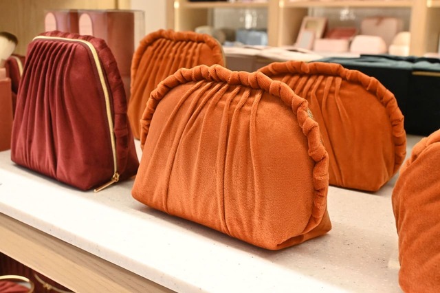 【Francfranc】「ベロアプリーツ ポーチ」2,500円 など