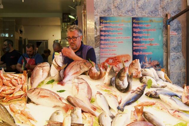 シチリアは魚介類が豊富。市場でも主役は魚屋さん。生で食べることはせず、煮込んだり、炒めたり、パスタにしたり