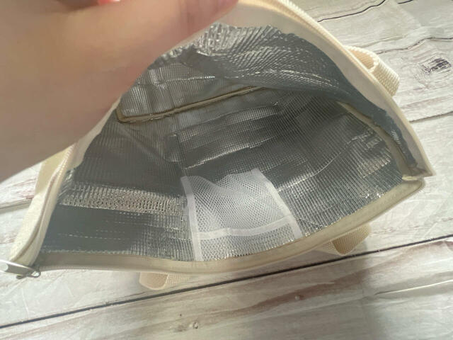 内側は保冷機能のあるアルミ蒸着生地