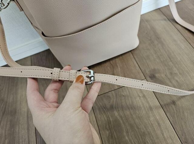 【LAKOLE　ワンハンドル2WAYスクエアバッグ3】ショルダーストラップは105～125cmの間で長さ調節可能。取り外しもできます◎