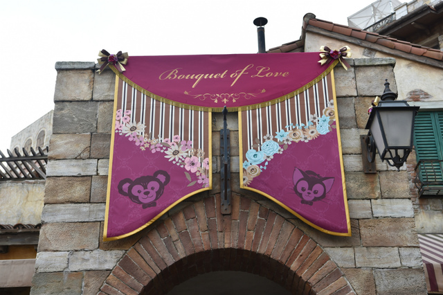 ダッフィーグッズの販売店舗、ガッレーリア・ディズニーでもペナントの装飾（撮影 / MezzoMiki）