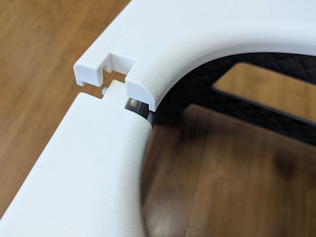 【スツーレ　ポータブルトイレ】組み立ては5秒で完成！便座の接続部分は中央でカチッとはまります