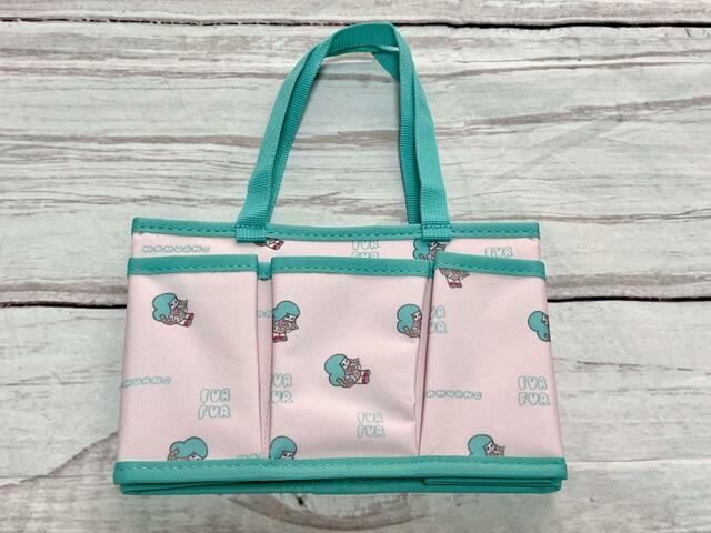 ベビーピンク×エメラルドグリーンという、80年代のレトロポップな世界観がなんともキュート！