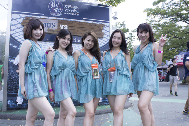 スライドザシティーに参加した水着美女たち