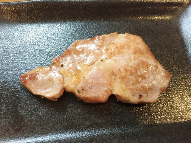 しっかりとした焼き上がりの肩ロース