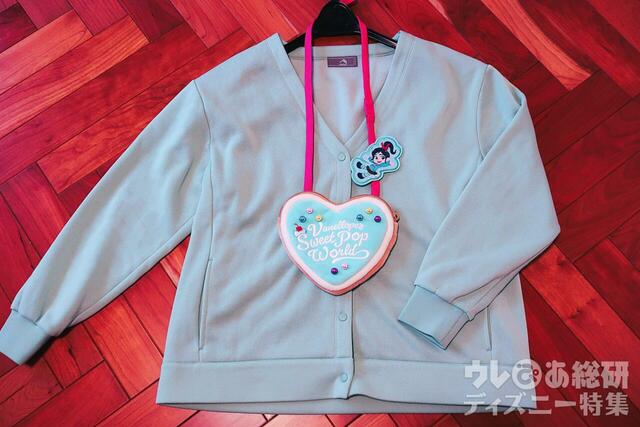 ネックポーチ 2,600円 ディズニー・パルパルーザ「ヴァネロペのスウィーツ・ポップ・ワールド」コーデ例