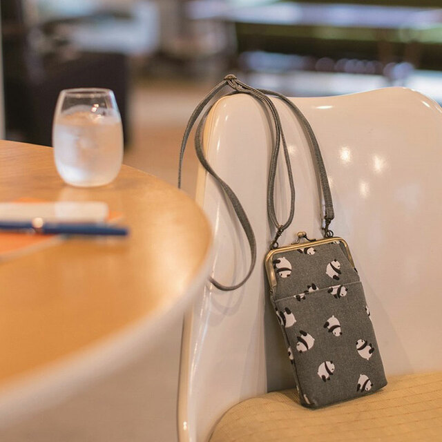 永楽屋 細辻伊兵衛商店パンダ柄 がま口 スマホショルダー　2,728円（税込）