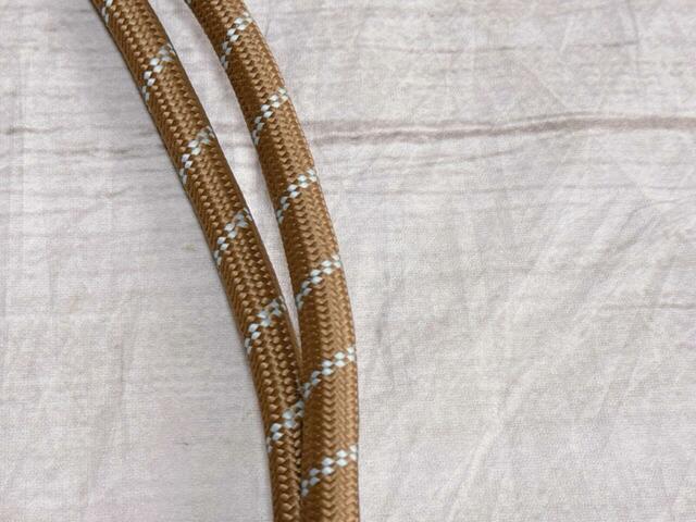 キャメル×ホワイトのストライプコード仕様