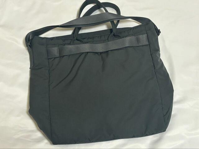 【UNIQLO:C 2WAYユーティリティバッグ】背面にスーツケースベルトが付いています。使い方は…⇒