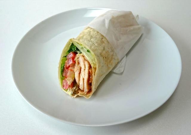 【カークランドシグネチャー　メキシカンサラダラップ　5P　899円】鶏肉や野菜がぎっしり詰まっているのがわかる