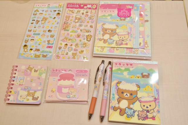シールやミニカード、メモパッドなどステーショナリーもあり