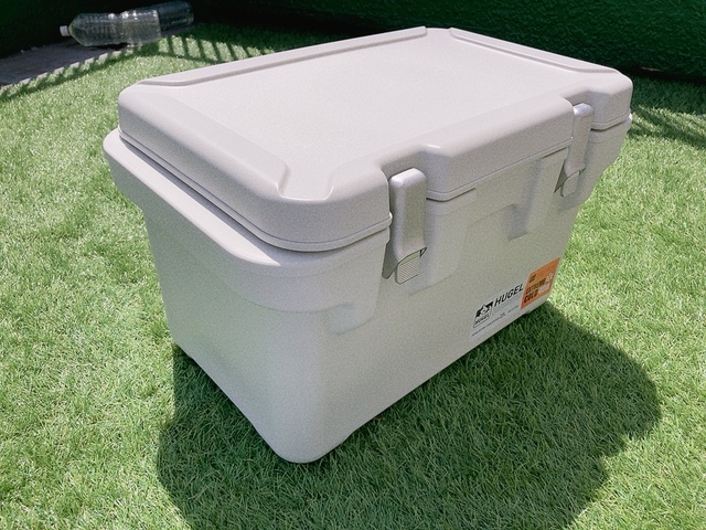 【アイリスオーヤマ HUGEL 真空断熱クーラーボックス】色はチャコールグレーとホワイトアッシュの2種類