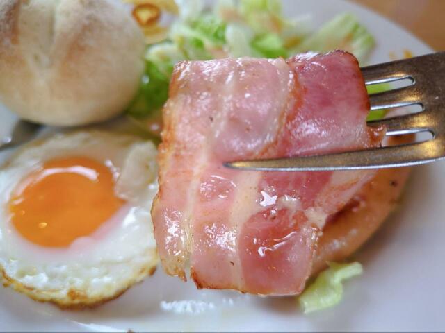 【ジョイフル エッグプレート】うまみが強いベーコン。目玉焼きの味付けは塩か醤油をお好みで