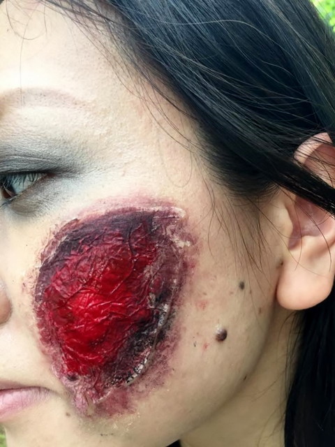 ゾンビウォーキング／ゾンビメイクはこんな感じ