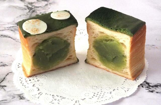 抹茶餡、抹茶チョコ、ホワイトチョコが入ったクロワッサン。