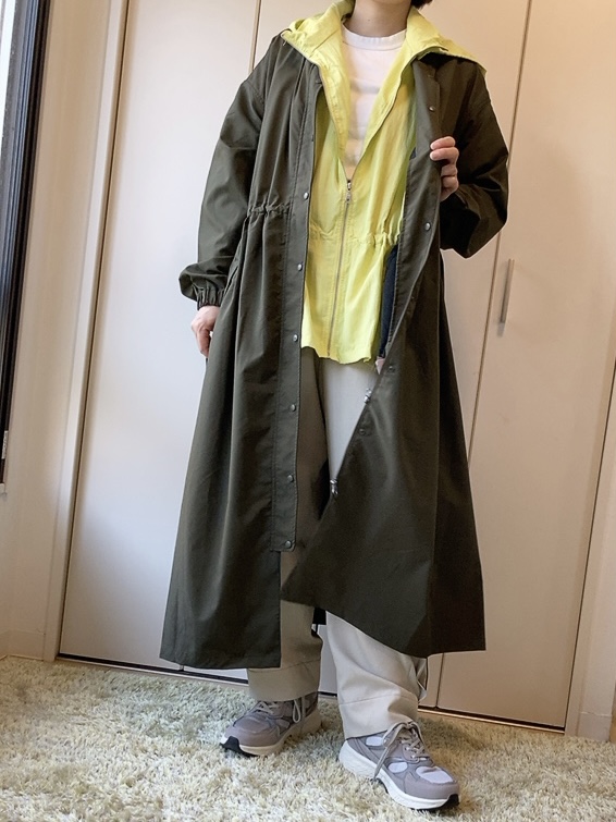 【ワークマン 撥水ギャザージャケット】トレンチコートを羽織ってもおしゃれに決まります