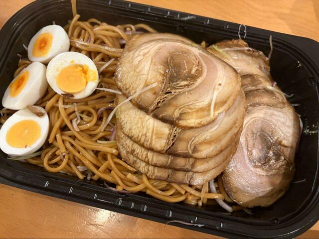 【コストコ チャーシュー油そば】卵、チャーシュー、ネギ、麺をバランスよく食べられる一品です!