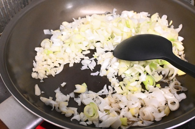 【もずくの食べるラー油】材料を炒める。筆者は先にごま油でねぎとにんにくを炒めて香りを出しました