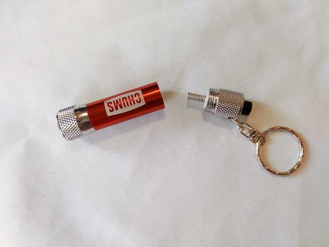 シルバーの後部金具部分を取り外す『MonoMax（モノマックス）』2023年7月号の付録「チャムスの防災5点セット」価格：1350円（税込）