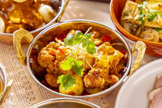 「ジャガイモとカリフラワーのカレー風味炒め」＜ランチ：大人 5,500円～＞【帰ってきた！カレービュッフェ&アニバーサリープレミアムメニュー】