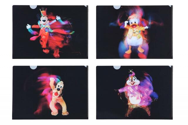 クリアホルダーセット｜1,600円｜（1枚あたり）A4、4枚セット｜東京ディズニーリゾート40周年「イマジニング・ザ・マジック」奥山由之コラボグッズ｜販売店舗：東京ディズニーランド「グランドエンポーリアム」、東京ディズニーシー「エンポーリオ」｜発売日：2023年10月19日（木）