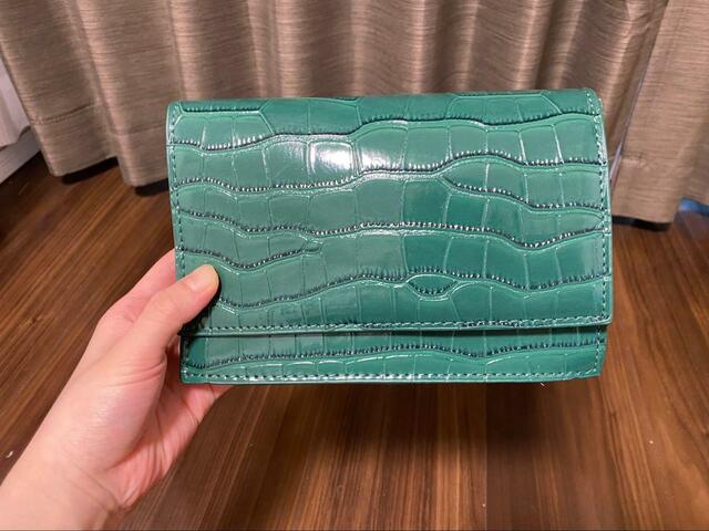 【SHEIN⠀クロックスエンボスフラップクロスボディバッグ】鮮やかな緑色がかわいい