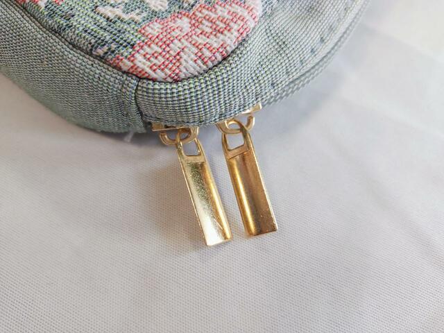 ダブルファスナー仕様になっているので、開閉もスムーズに行えます