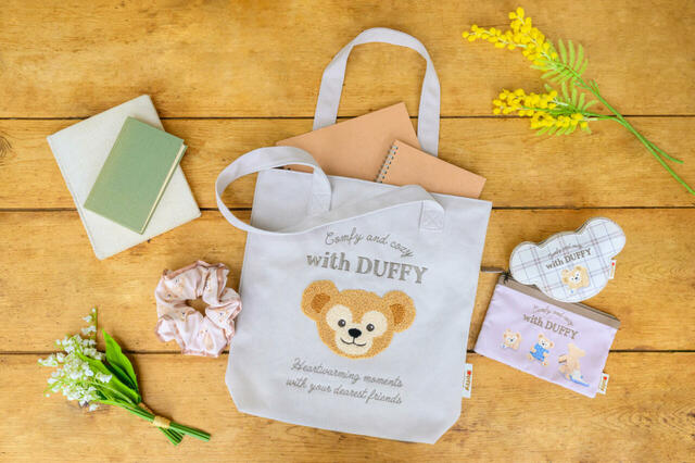 トートバッグ 4,200円|ダッフィー&フレンズ|販売店舗:東京ディズニーシー「マクダックス・デパートメントストア」|発売日:2024年10月3日(木)