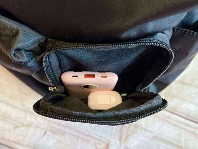 前面のファスナーポケットにはイヤホンとモバイルバッテリーを収納