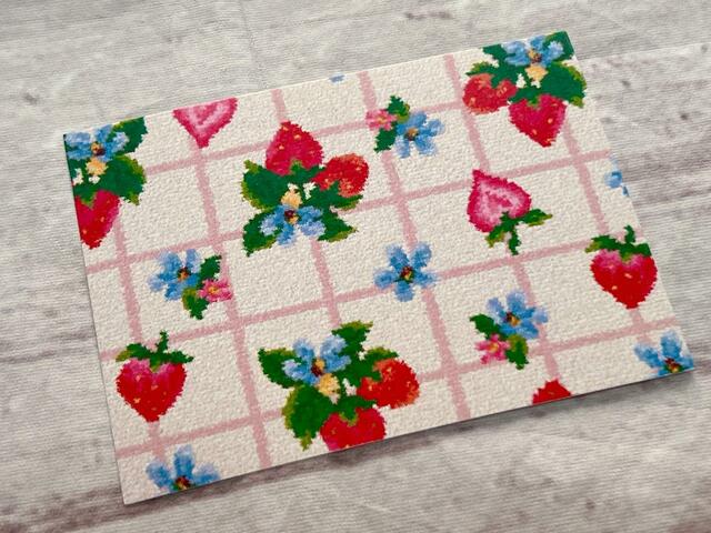 フェイラーの「STRAWBERRY FIELD PETIT（ストロベリーフィールドプティ）」。愛らしいちごとチェック柄がキュート！ブルーのお花がアクセントになっていますね♪
