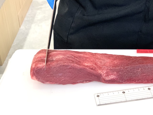 極選、特上と切り分けていく【牛たん けやき 麻布十番店】