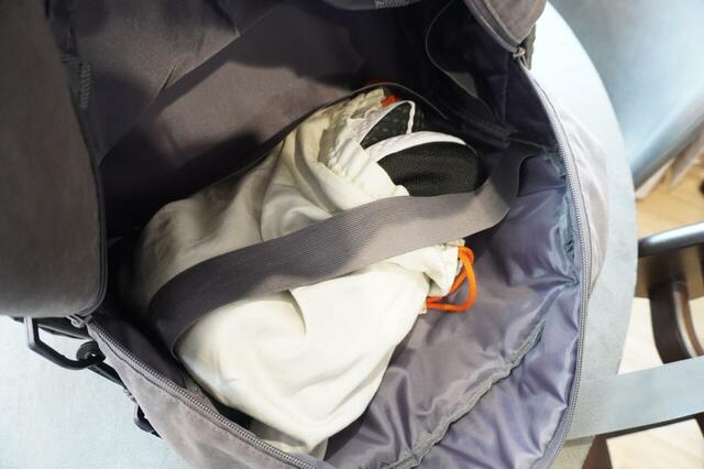 折りたたみヨガマットやシューズを固定するゴムバンド