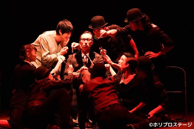 左）岡田トオル役：渡辺大知、中央）綿谷ノボル役：首藤康之