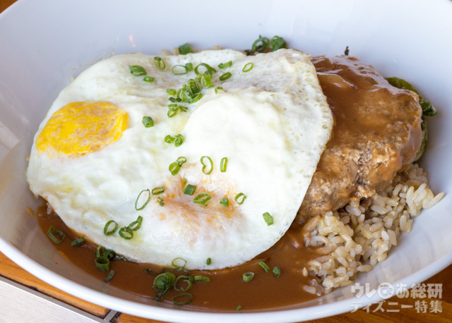 レストラン「アマアマ」の朝食メニュー「ロコ・モコ朝食（ご飯（白米又は玄米）の上にハンバーグと目玉焼き2つ、オニオングレービーをのせました）」｜アウラニ・ディズニー・リゾート＆スパ コオリナ・ハワイ