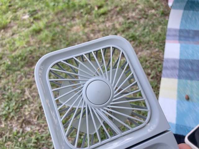 【3COINS 4WAYハンディファン】風量強では最大約2.5時間のため、モバイルバッテリーがあると安心です