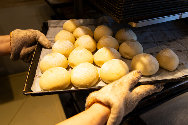 「毎朝店内で焼き上げるこだわりの自家製パン」<期間:2025年5月15日〜>【自家製パン食べ放題ランチに“抹茶とピスタチオ“の期間限定パン&1日100個限定”ポップオーバー“が登場!】
