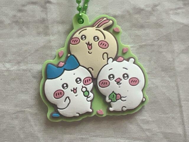 お花見しながらお団子を食べる3人。ちいかわのお鼻に桜の花びらを乗せた姿がかわいい〜！