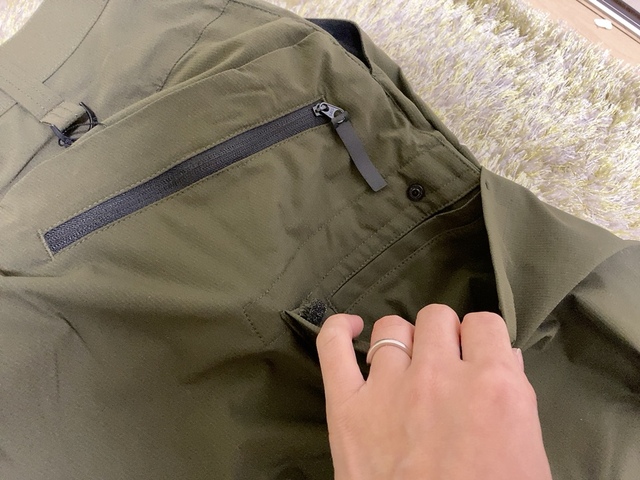 【ワークマン SOLOTEXバズライトストレッチ ジョガーパンツ】ポケットが満載