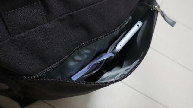 【anello GRANDE（アネロ グランデ） トート型リュック CABIN】表側の大きなポケットの内部にはメッシュポケット付き。頻繁に出し入れするものを縦に入れると便利！