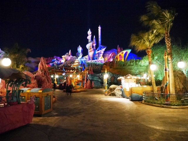 闇夜に浮かぶキングトリトンキャッスルの美しい姿。©Disney