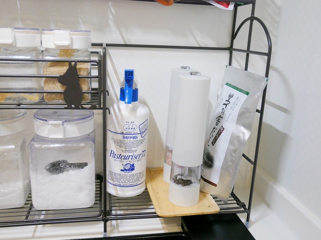 【ベルメゾン　コンロサイドラック 『ムーミン』】＜AFTER・使用後＞奥側はあえて棚を付けず、高さのあるものを収納しました