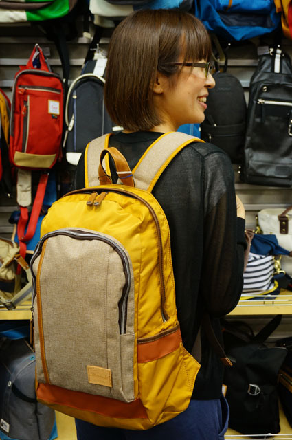 異素材使いがオシャレなイエローのリュック