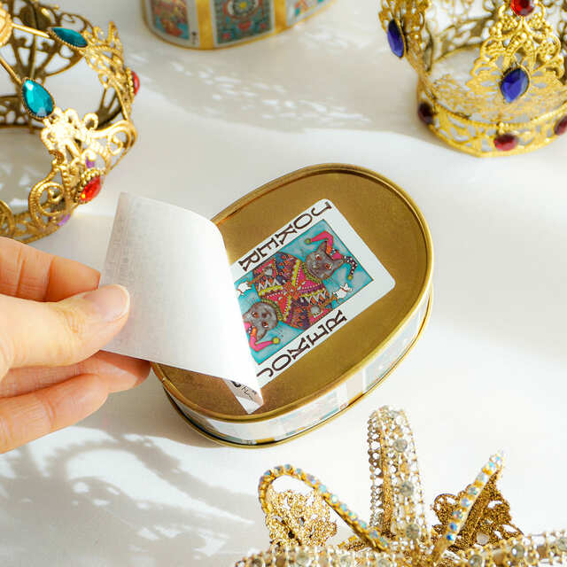 【青山デカーボ「ネコのトランプ缶」】缶の裏面の成分表示シールを剥がすと、『ねこトランプ』のジョーカーが現れる仕掛け！