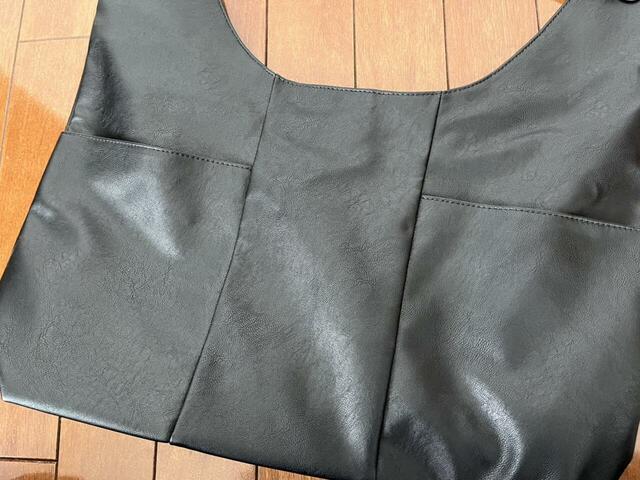 【LOWRYS FARM ヤワラカルイ５ポケトートBAG】前面には深めのポケットが2つあり、600mlのペットボトルもすっぽり収まります◎