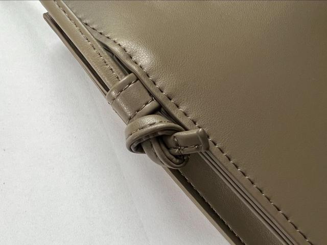 【ユニクロ レザータッチミニツールショルダーバッグ】ショルダー部分はひもを結べば長さを調節することが可能