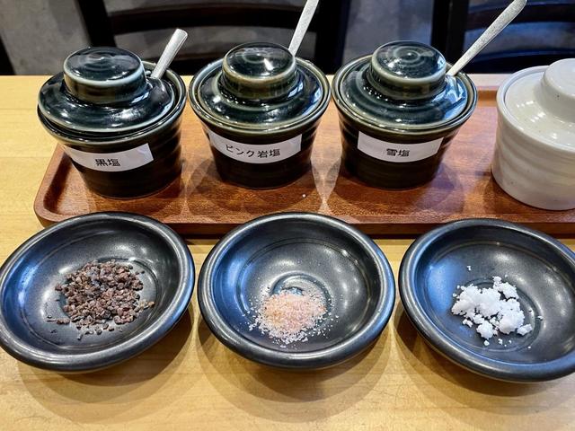 【豚肉専門料理店とんかつのり】さっぱり派には３種類の塩が用意されている。左から黒塩、ピンク塩、雪塩