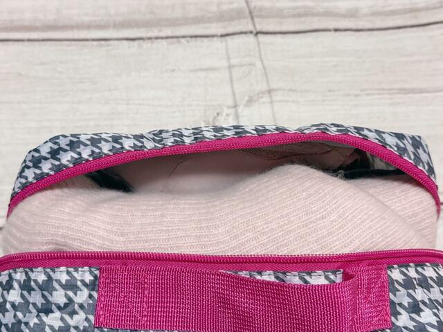 メイン収納には着替えのやや厚手のニット。ポケットにはブラを収納しました