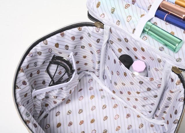 「Disney ツイステッドワンダーランド COLLECTION BOOK VANITY POUCH」