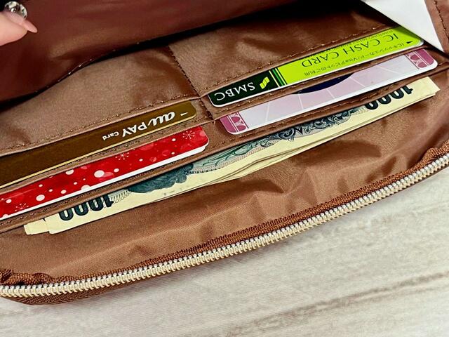 お札を折らずに入るポケットがうれしい!【SNOOPY(スヌーピー)タテでもヨコでも持てる!スマホショルダーBOOK BROWN】