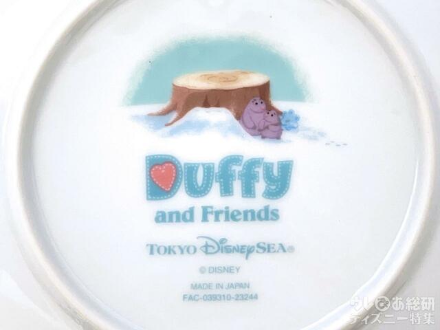 「ダッフィー&フレンズのホワイト・ウィンタータイム・ワンダーズ」プレート(裏面)